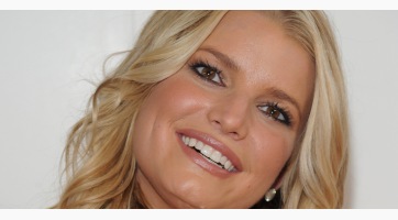 Majdnem megszabadult óriási melleitől Jessica Simpson