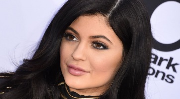 Máris fürdőruhában pózol Kylie Jenner