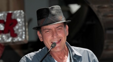Máris szakított új barátnőjével Charlie Sheen