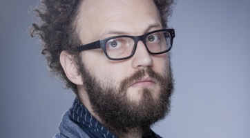 Meglepően fiatalon elhunyt Alex Beckett brit színész