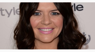 Megszületett Casey Wilson második gyermeke