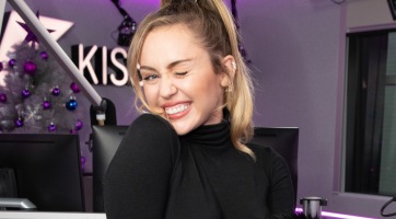 Mellbimbót villantott Miley Cyrus