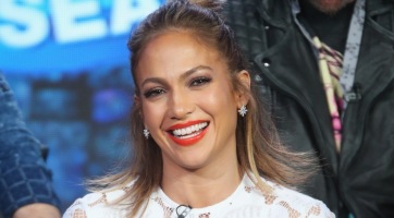 Melltartóra vetkőzött a tévében Jennifer Lopez