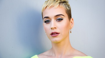 Micsoda nagymama bugyogót villantott Katy Perry!