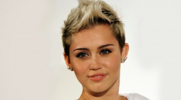 Miley Cyrus tiszteletét tette Paul Simon előtt