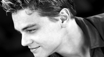 Modellel csalja meg barátnőjét Leonardo DiCaprio