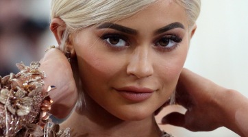 Monoklija lett Kylie Jennernek?