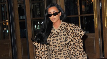 Nagy fenekű leopárdnak öltözött Kim Kardashian