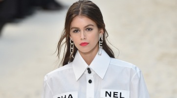 Nagymamás szerelésben mutatkozott Kaia Gerber