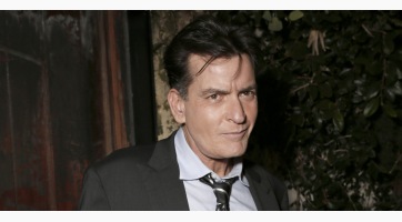 Nem csak nőkkel volt együtt Charlie Sheen