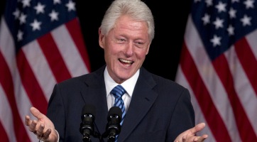 Nézd meg az unokáját babusgató Bill Clinton-t