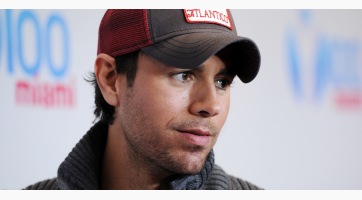 Nézd meg Enrique Iglesias tűzforró új klipjét