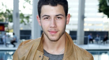 Nick Jonas egy műsorban vetkőzött le