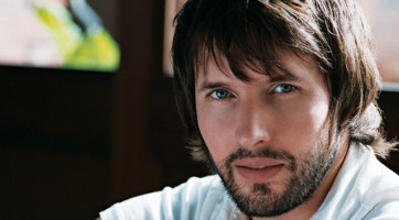 Ő lép fel James Blunt előtt