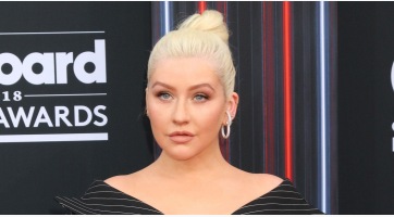 Óriási lufikabátban jelent meg Christina Aguilera