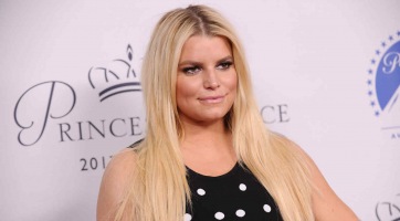 Óriási pocakot villantott Jessica Simpson