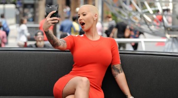 Óriási terhes pocakot villantott Amber Rose