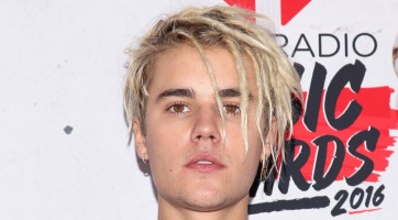 Óriásit esett a színpadon Justin Bieber