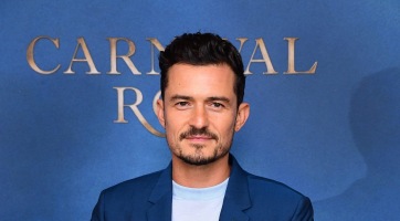 Orlando Bloom a tengerparton szedi a szemetet