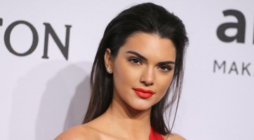 Őrült rajongó üldözi Kendall Jennert