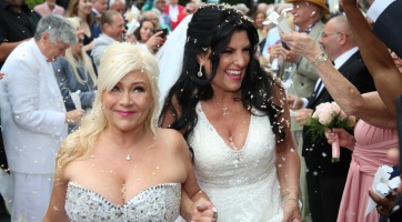 Összeházasodott Samantha Fox és barátnője