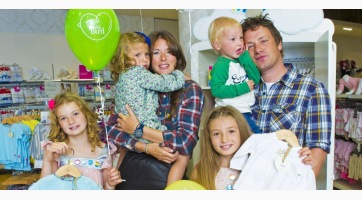 Ötödik gyermekét várja Jamie Oliver és felesége