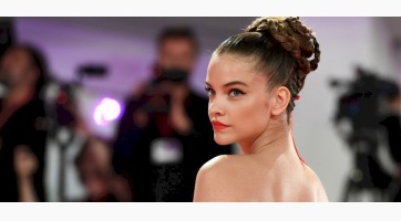 Palvin Barbara az Esztergomi Bazilika előtt pózol