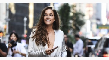 Palvin Barbara egy cuki kisállattal utazgat