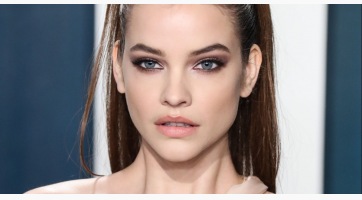 Palvin Barbara megtanult vezetni és máris egy Teslában pózol