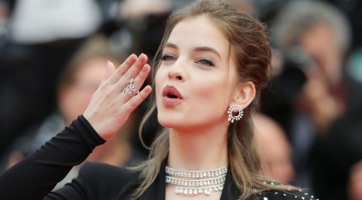 Palvin Barbara katonaszerkóban virít