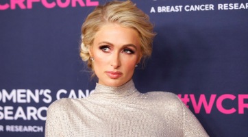 Paris Hilton tűsarkúban edz otthon