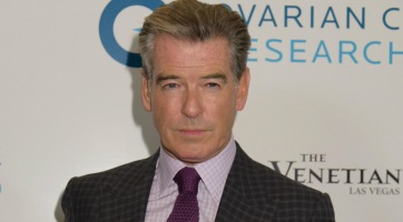 Pierce Brosnan fiával vásárol
