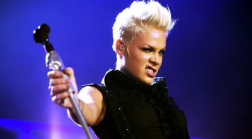 Pink is csillagot kapott a hírességek sétányán