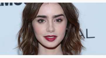 Piros hajra váltott Lily Collins