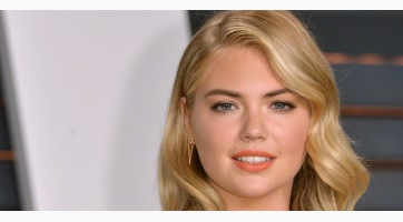 Popsijánál kirepedt ruhában jelent meg Kate Upton