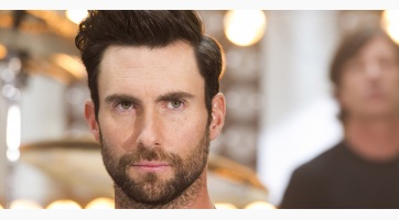 Porcukrot kapott a képébe Adam Levine