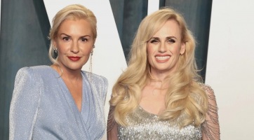 Rebel Wilson eljegyezte kedvesét, Ramona Agrumát