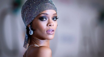 Rihanna Bond lánynak áll?
