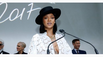 Rihanna ismét kiverte a biztosítékot a ruhájával