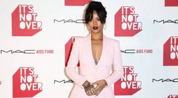 Rihanna ismét levetkőzött (képekkel)