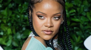 Rihanna ismét megmutatta a kerekedő pocakját hatalmasat villantva