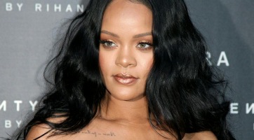 Rihanna merész fotókkal és videókkal indította el a 2022-es évet!