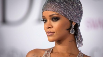 Rihanna pizsamában jelent meg (fotókkal)