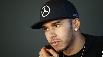 Rita Orával kever Lewis Hamilton?
