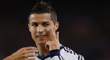 Ronaldo minden hónapban fodrászt küld viaszbábújához