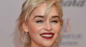 Rövid hajra váltott Emilia Clarke