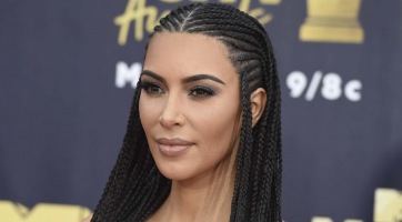 Saját régi fotóján kuncog Kim Kardashian