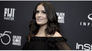 Salma Hayek bikinis fotóval búcsúzott az óévtől