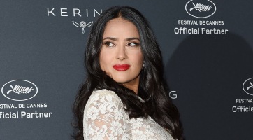 Salma Hayek szőke parókában és bőrruhában pózolt