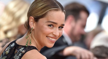 Sárkányokat tetováltatott magára Emilia Clarke